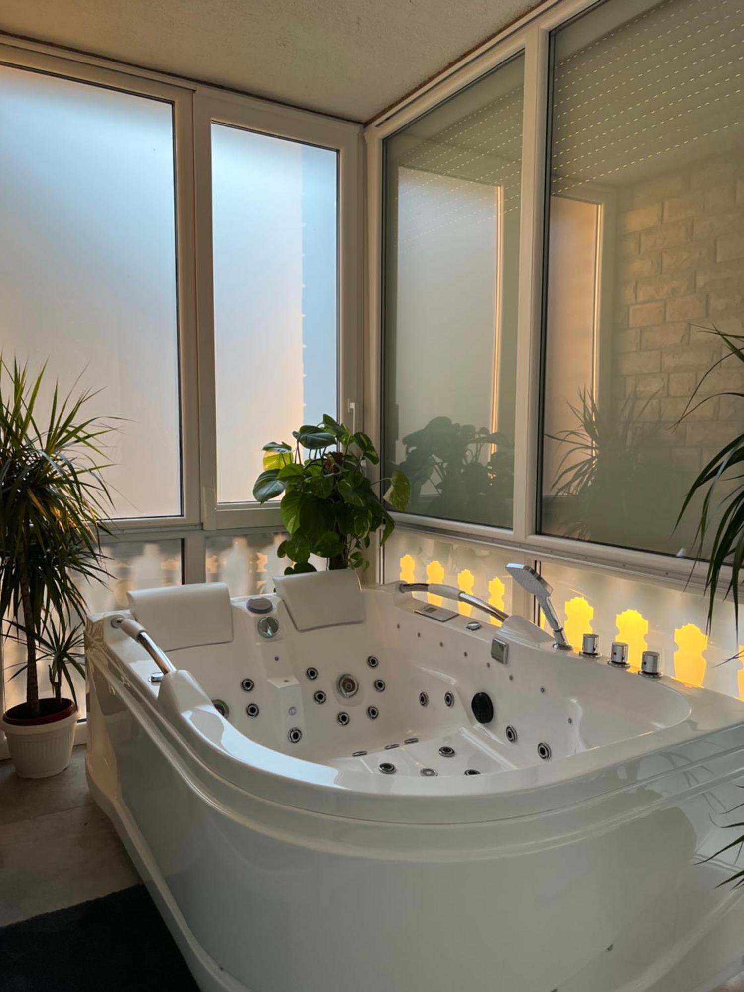 Luxrooms - Hotel Type With Private Jacuzzi Bjelovar Exteriör bild