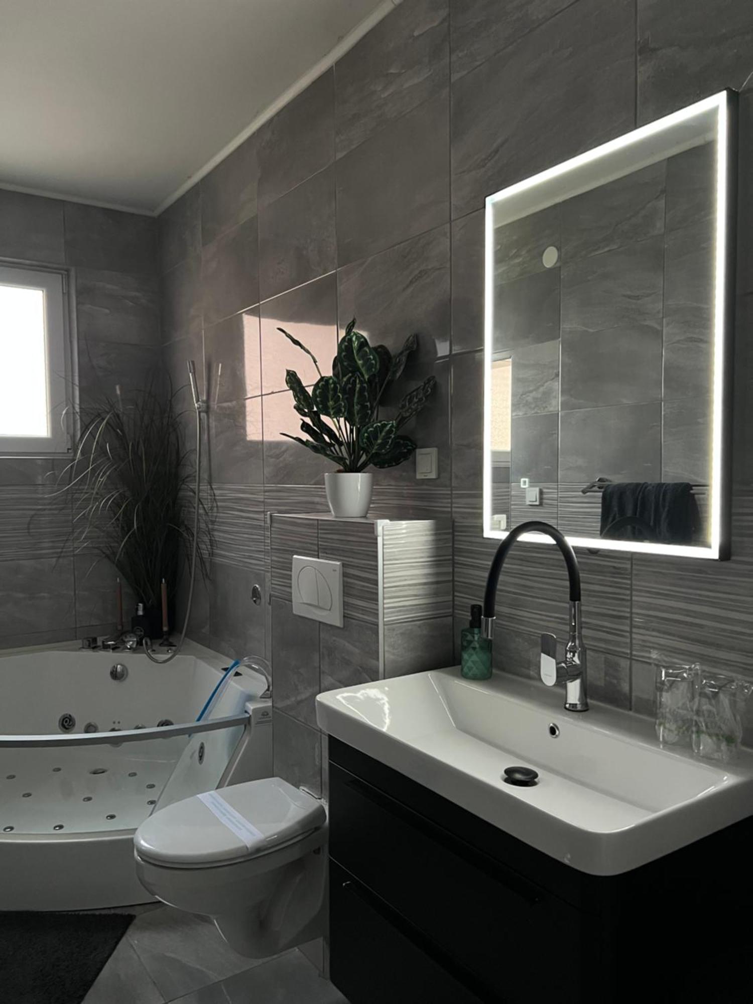 Luxrooms - Hotel Type With Private Jacuzzi Bjelovar Exteriör bild